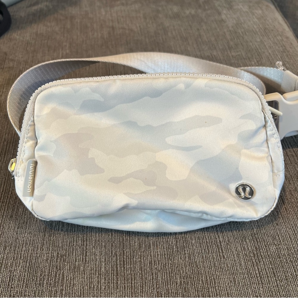 Lululemon Everywhere Belt Bag